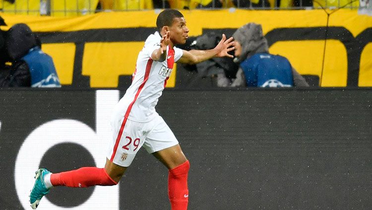 Mbappe Lottin merayakan gol yang ia cetak ke gawang Borussia Dortmund. Copyright: &copy; Daily Mail