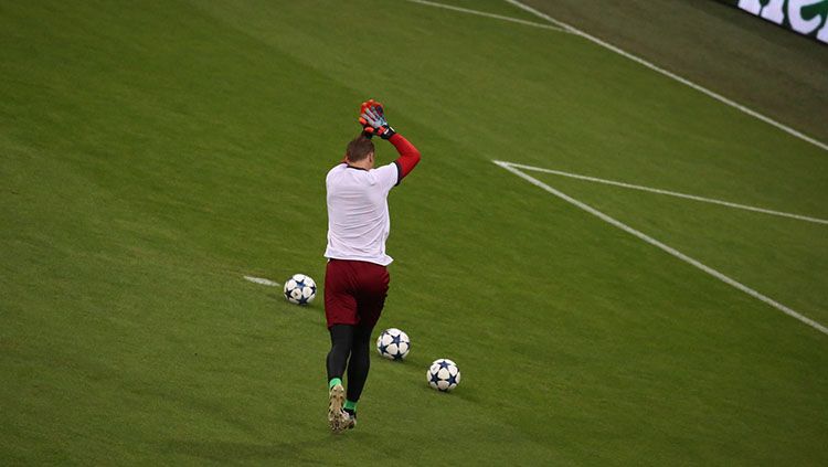 Manuel Neuer saat menjalani pemanasan jelang laga melawan Real Madrid. Copyright: © Twitter @FCBayern