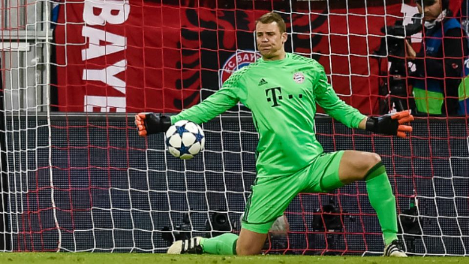 Aksi Neuer saat menghentikan bola Ronaldo dengan satu tangan. Copyright: © GUENTER SCHIFFMANN / Stringer / Getty Images