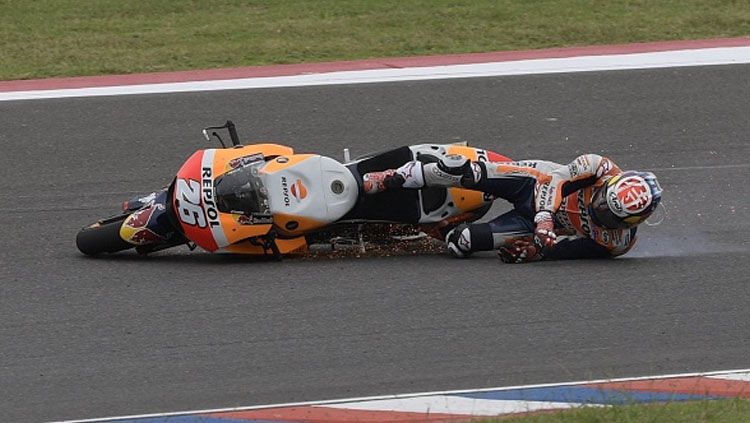 Pembalap Repsol Honda, Dani Pedrosa ketika terjatuh di MotoGP Argentina. Copyright: © JUAN MABROMATA/AFP/Getty Images