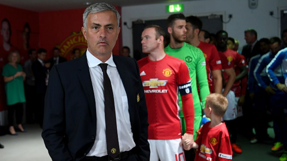 Jose Mourinho (kiri) di lorong pemain menjelang laga melawan Leicester City. Copyright: &copy; Michael Regan - The FA / Contributor / Getty Images