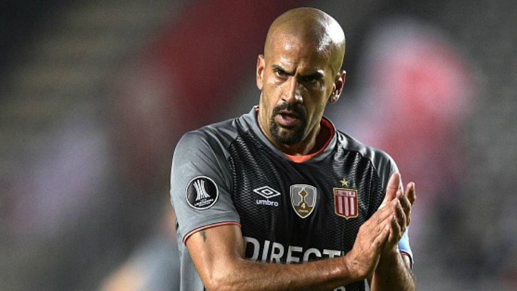 Mantan pemain Manchester United yang kini membela Estudiantes, Juan Sebastian Veron. Copyright: © JUAN MABROMATA/AFP/Getty Images