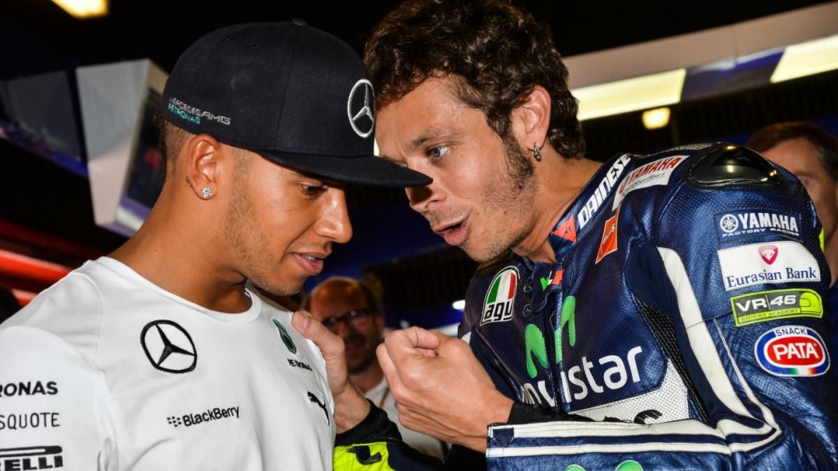 Lewis Hamilton dan Valentino Rossi akan segera bertukar kendaraan balap. Copyright: © MotoGP.com
