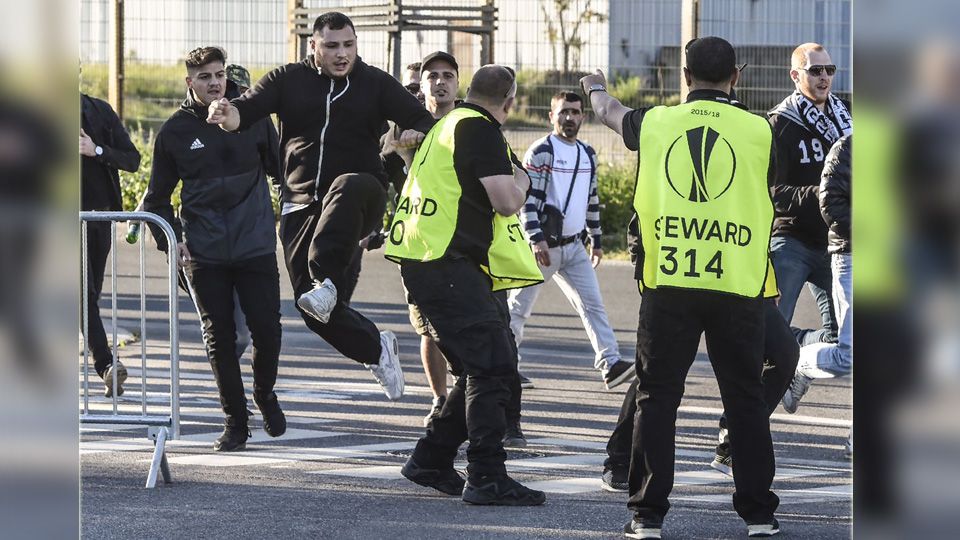 Fans Besiktas terlibat bentrokan dengan kepolisian di Lyon. Copyright: © Twitter Squawka