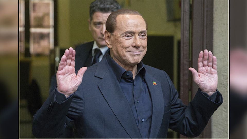 Eks bos AC Milan, Silvio Berlusconi turut merayakan gelar scudetto Liga Italia I Rossoneri. Berlusconi pamer kekasihnya yang terpaut usia 53 tahun. Copyright: © Alessia Pierdomenico/Bloomberg/Getty Images