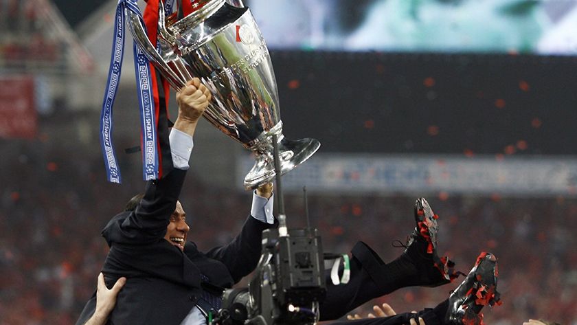 Silvio Berlusconi saat diangkat para penggawa AC Milan usai meraih titel Liga Champions. Copyright: © La Gazzetta dello Sport