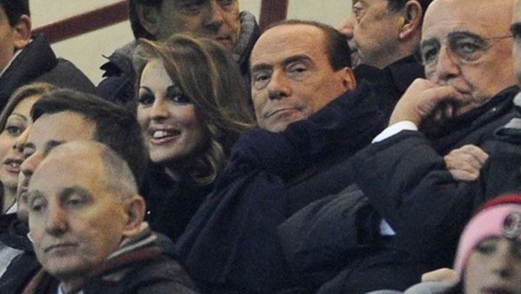 Silvio Berlusconi saat menjabat sebagai Presdiden AC Milan. Copyright: © Mirror