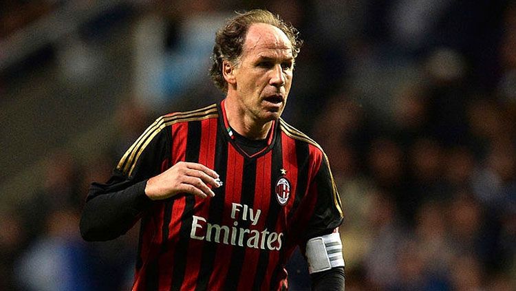 Legenda AC Milan, Franco Baresi, menyebut bahwa I Rossoneri bakal menyudahi puasa gelar juara Liga Italia yang terakhir kali diraih 11 tahun lalu. Copyright: © Nigel Roddis/Getty Images