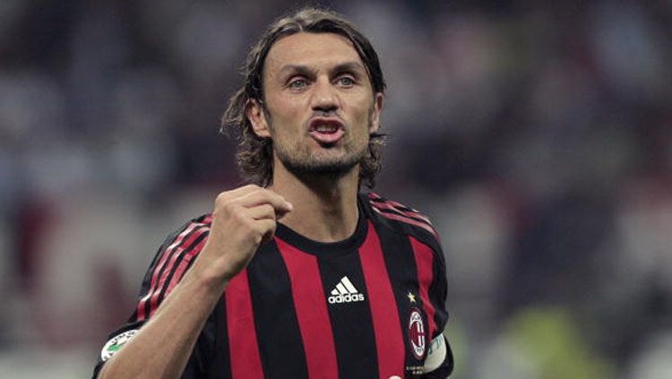 Menjadi pesepak bola tak hanya mengandalkan kualitas, melainkan juga keberuntungan, maka tak heran pemain top seperti Paolo Maldini pun bisa saja apes. Copyright: © Emilio Andreoli/AFP/Getty Images