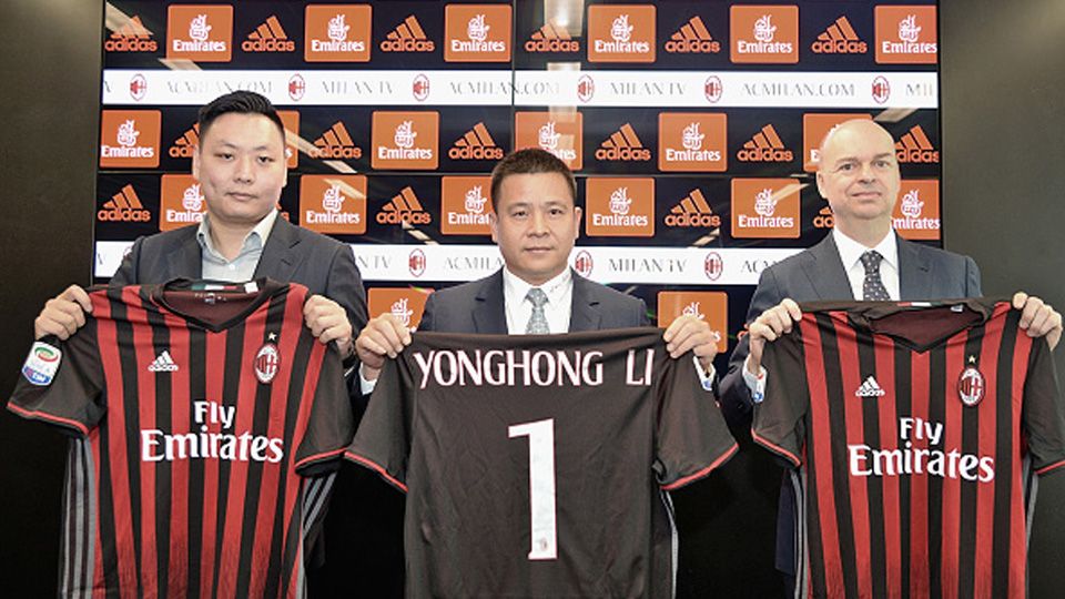 Presiden Milan, Yonghong Li (tengah) bersama perwakilan Rossoneri Sport Investment Lux. Copyright: © Studio Buzzi/AC Milan/GettyImages