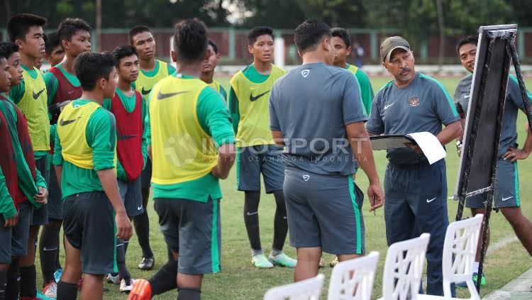 Fakhri Husaini memberikan instruksi dalam sesi latihan kepada pemain Timnas Indonesia U-16. Copyright: © Herry Ibrahim/INDOSPORT