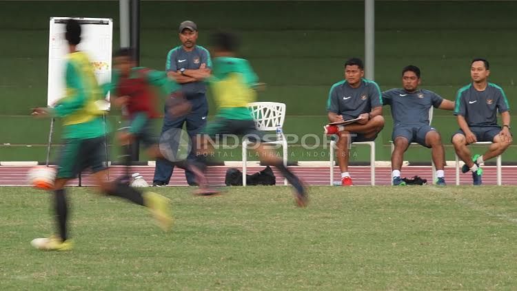 Fakhri Husaini tampak serius pantau anak asuhnya sedang jalani latihan. Copyright: © Herry Ibrahim/INDOSPORT