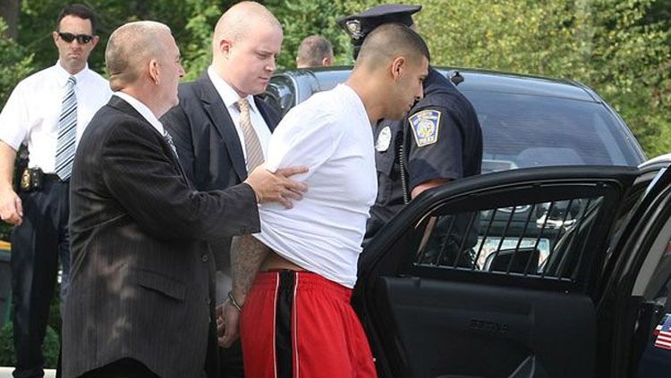 Aaron Hernandez saat ditangkap polisi setempat. Copyright: &copy; mirror.co.uk