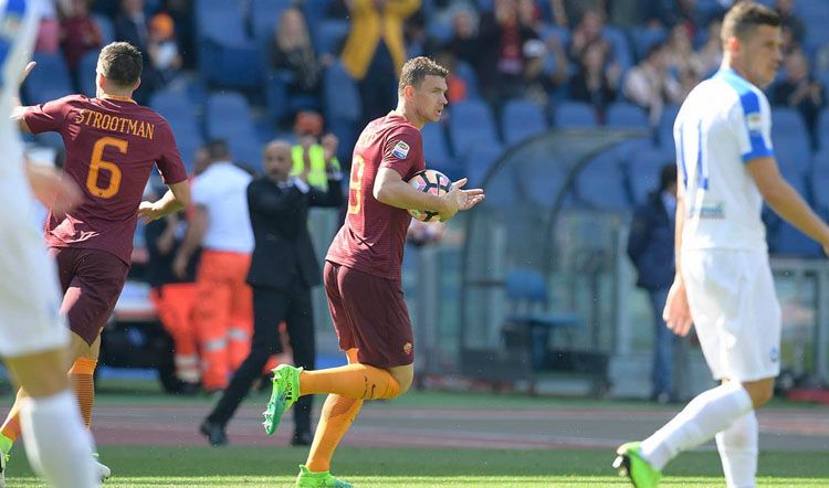 Penyerang AS Roma, Edin Dzeko sedang melakukan selebrasi. Copyright: &copy; Twitter AS Roma