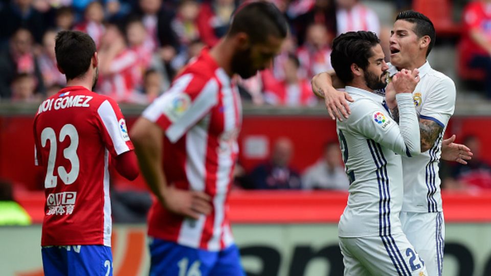 Isco (kedua kanan) merayakan golnya bersama James Rodriguez. Copyright: © MIGUEL RIOPA / Stringer / Getty Images