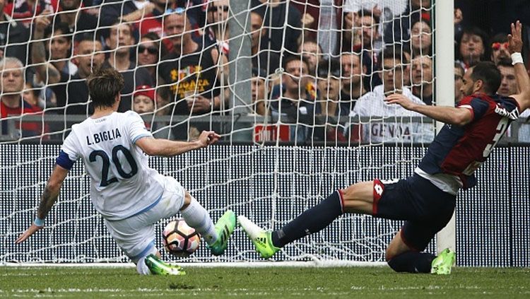 Lucas Biglia berusaha memasukan bola ke gawang Genoa. Copyright: &copy; MARCO BERTORELLO/AFP/Getty Images