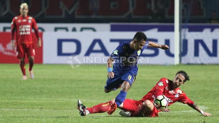 Pemain Arema FC tampak menjegal wonderkid Persib Bandung, Gian Zola. Copyright: © Herry Ibrahim/INDOSPORT