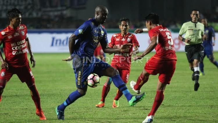 Carlton Cole menghalau tendangan salah satu pemain Arema FC. Copyright: © Herry Ibrahim/INDOSPORT