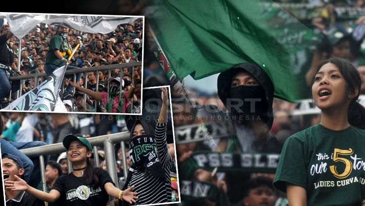 Aksi koreografi Brigata Curva Sud (BCS) saat di laga pembuka Liga 2. Copyright: Â© Prima Pribadi/Indosport