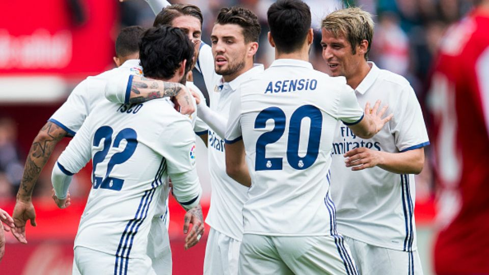 Para pemain Madrid merayakan gol kedua Isco. Copyright: © Juan Manuel Serrano Arce / Stringer / Getty Images