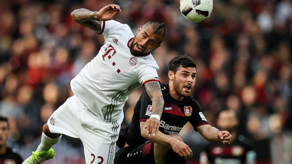 Vidal saat melakukan sundulan bola. Copyright: &copy; Maja Hitij / Staff / Getty Images