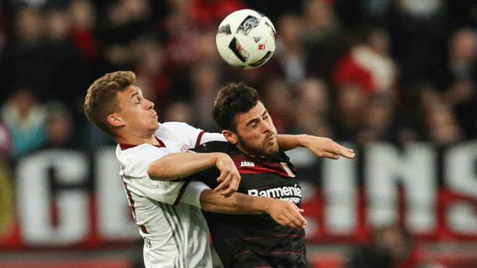 Joshua Kimmich saat berebut bola dengan pemain Bayer Leverkusen. Copyright: © Maja Hitij / Staff / Getty Images