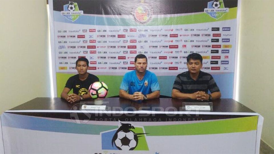 Pelatih Sriwijaya FC, Oswaldo Lessa dalam sebuah konferensi pers. Copyright: © Taufik Hidayat/Indosport
