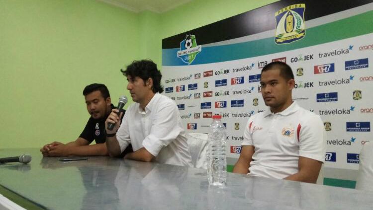 Pelatih Persija, Stefano Cugurra Teco, saat jumpa pers usai kalahkan Persiba. Copyright: &copy; Persija Jakarta