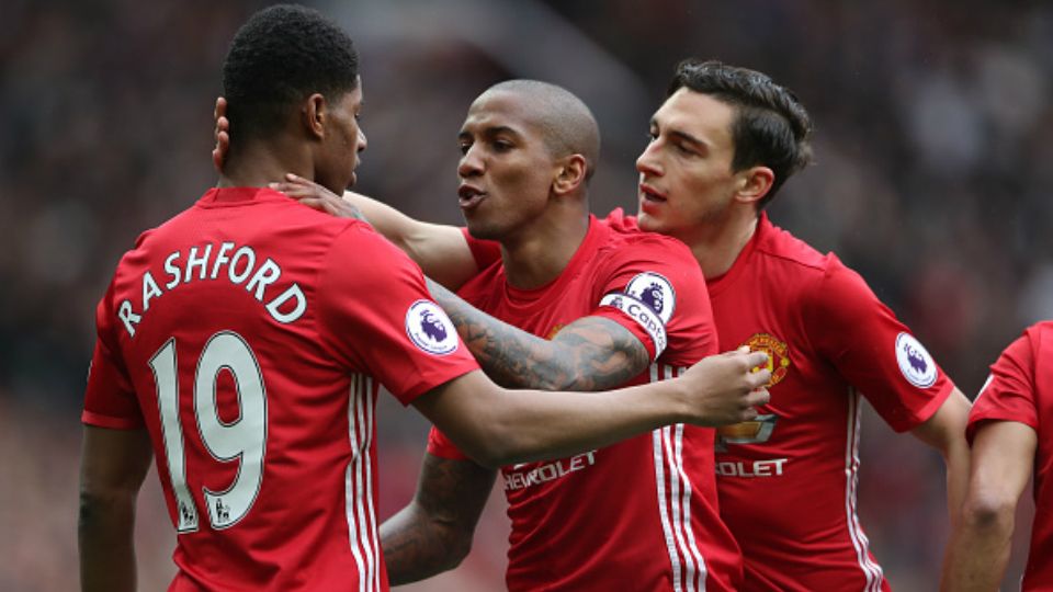 Rashford (kiri) merayakan golnya bersama dengan para penggawa Man United. Copyright: &copy; Nick Potts-PA Images/Contributor/Getty Images