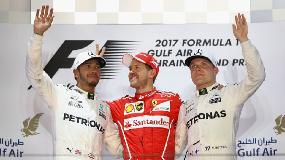 Sebastian Vettel, Lewis Hamilton, dan Valtteri Bottas di podium Formula 1 GP Bahrain 2017. Copyright: © Clive Mason / Staff / Getty Images