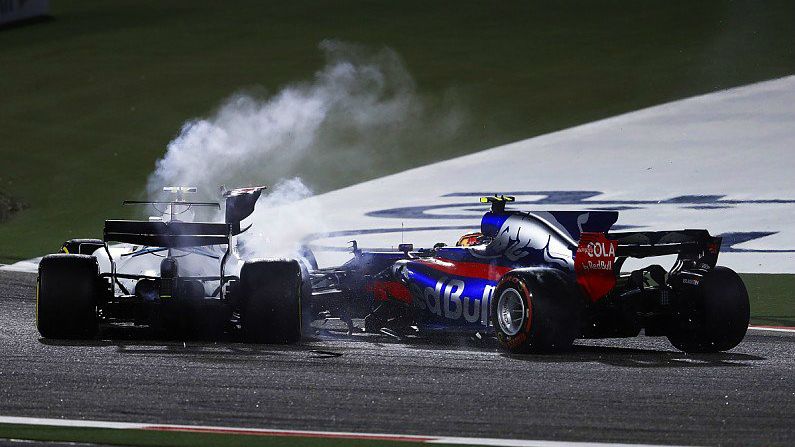 Lance Stroll dan Carlos Sainz tabrakan di Sirkuit Internasional Bahrain, Senin (17/04/17). Copyright: © Twitter/Formula 1 & NASCAR