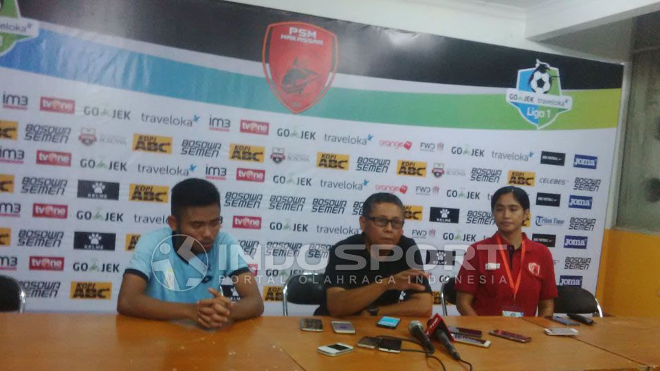 Heri Kiswanto (tengah), pelatih Persela Lamongan. Copyright: &copy; Muhammad Nur Basri/INDOSPORT