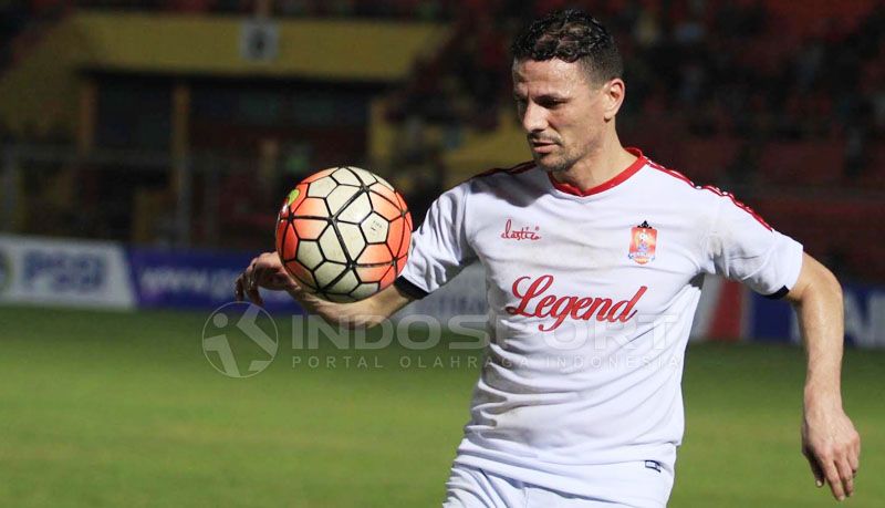 Khalid Boulahrouz saat berkostum Persijap Jepara Legend Copyright: © Ghozi El Fitra/Indosport
