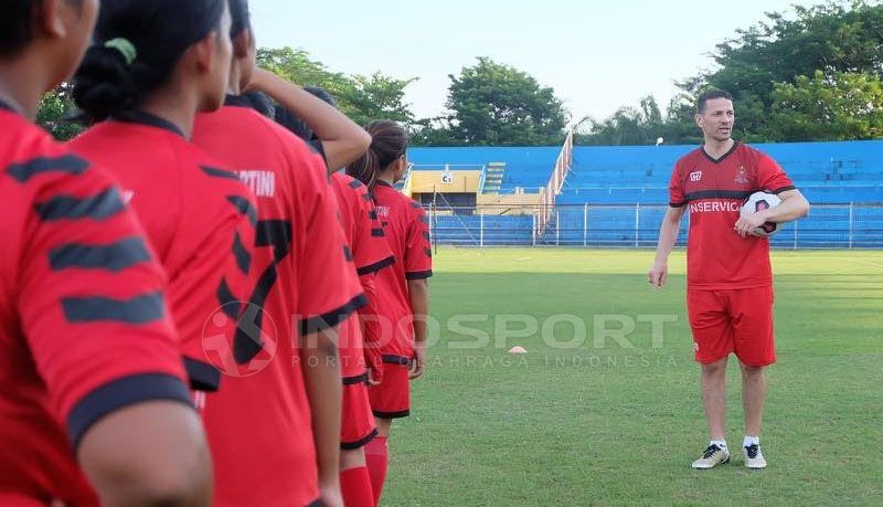 Khalid Boulahrouz menyatakan siap bermain di Indonesia. Copyright: © Ghozi El Fitra/Indosport