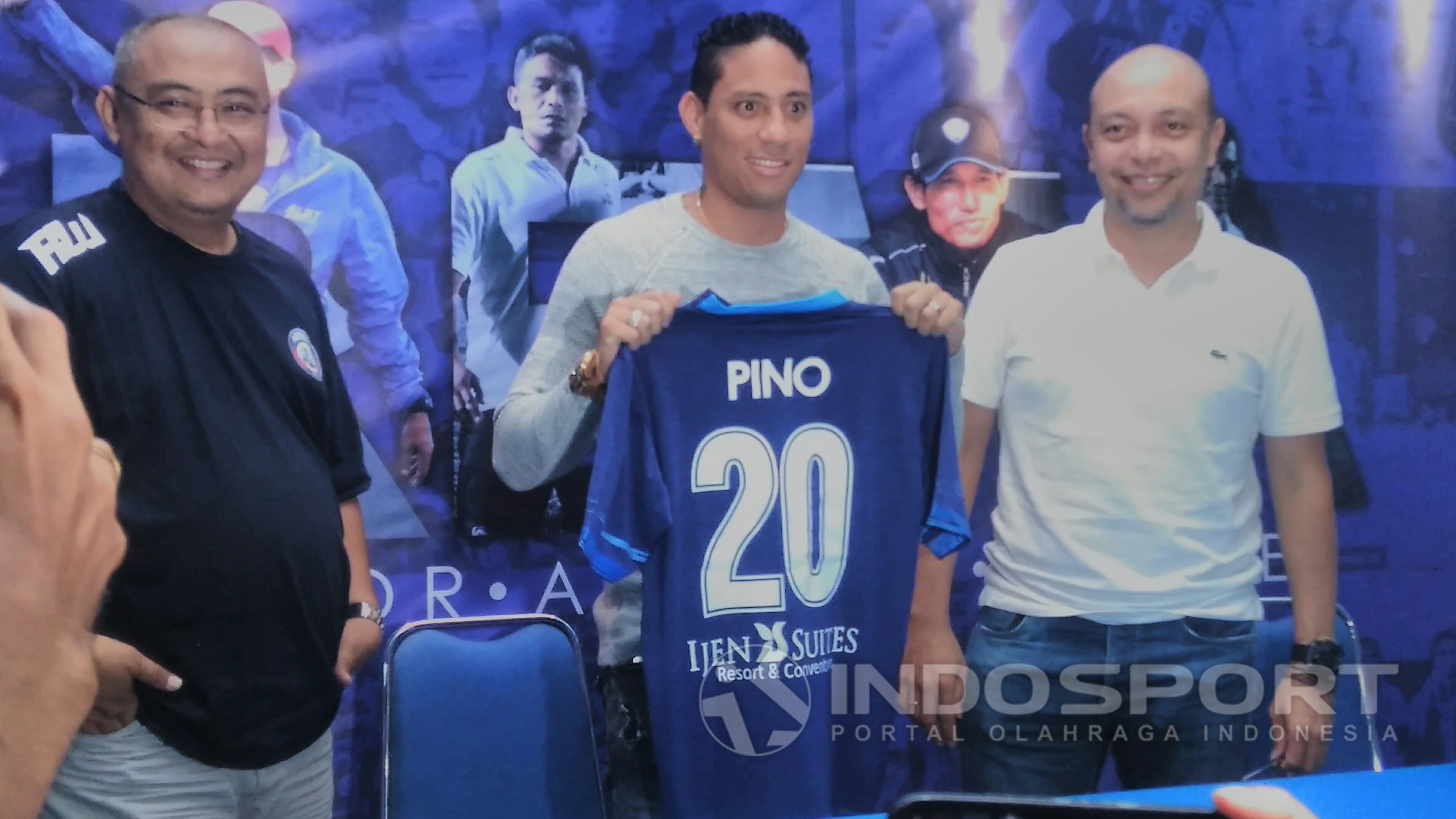 Juan Pablo Pino Puello (tengah) diperkenalkan sebagai marquee player Arema FC. Copyright: © Ian Setiawan/Indosport