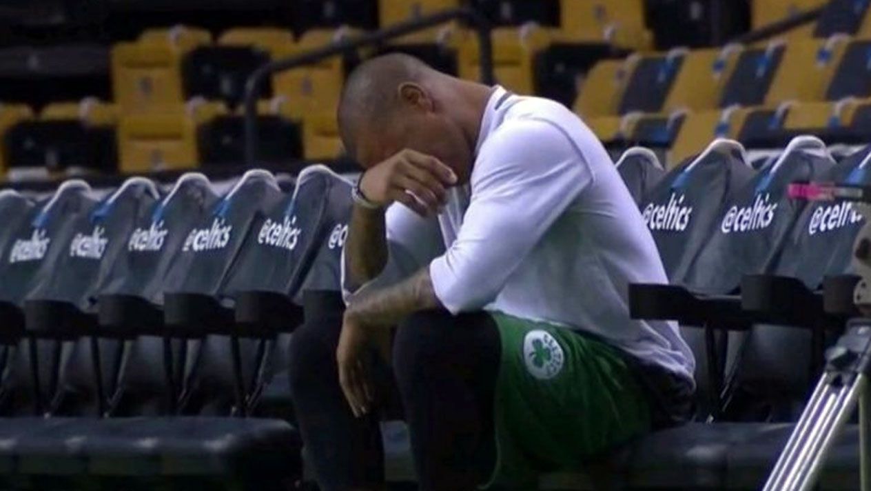 Isaiah Thomas menangis sebelum memulai laga. Copyright: © awfulannouncing.com