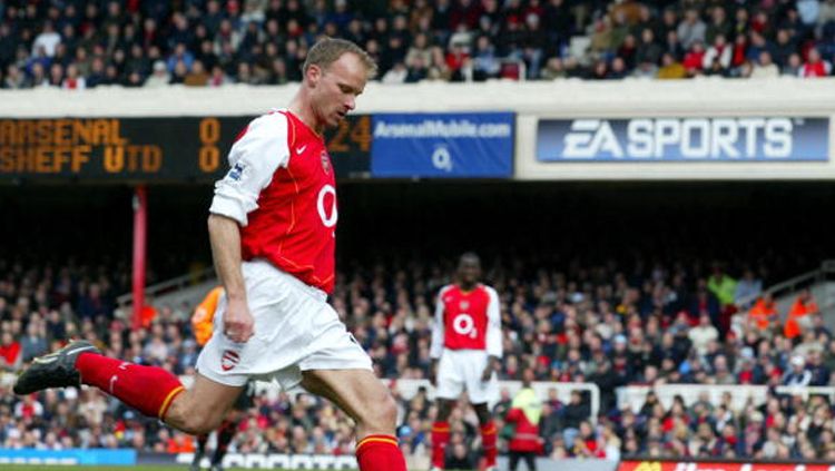 Legenda Arsenal, Dennis Bergkamp, mengaku takkan segan mengasari rekan setimnya jika tak termotivasi di sesi latihan Copyright: © CARL DE SOUZA/AFP/Getty Images