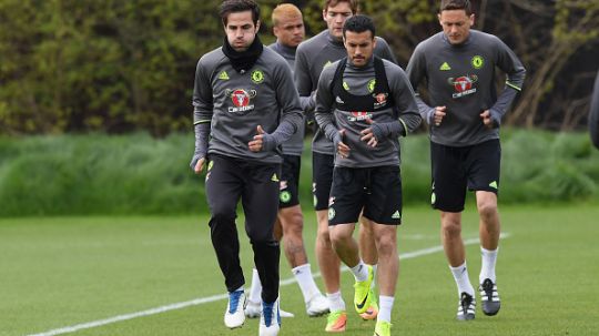 Cesc Fabregas (paling kiri) saat latihan bersama rekan setimnya, Chelsea. Copyright: © Darren Walsh/GettyImages