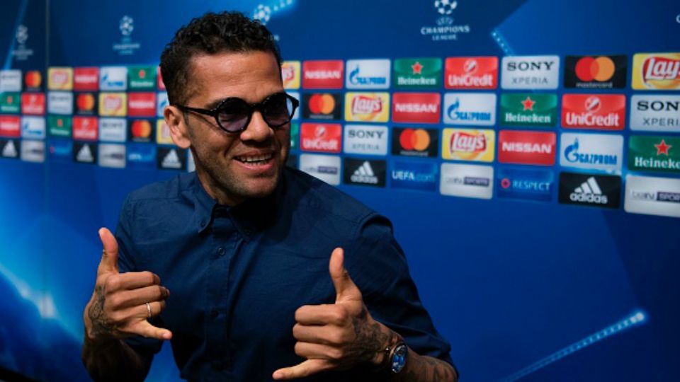 Daniel Alves jelang konferensi pers laga leg kedua vs Barcelona. Copyright: © JOSEP LAGO / Stringer / Getty Images
