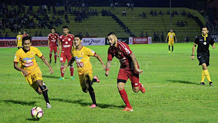 Marcel Sacramento (kanan) mengejar bola dari kedua pemain Sriwijaya FC. Copyright: &copy; Taufik Hidayat/INDOSPORT
