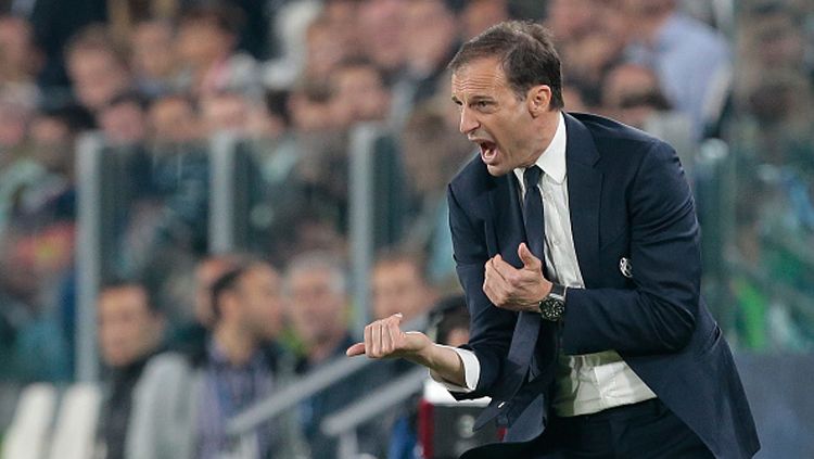 Massimiliano Allegri dan Danilo terlibat aksi 'balas pantun' usia Juventus tersingkir di babak 16 besar Liga Champions 2021/22. Copyright: © Emilio Andreoli/Getty Images