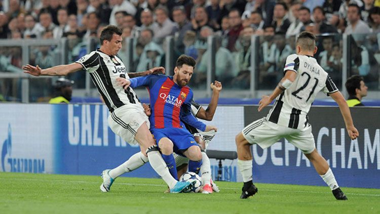 Lionel Messi dihadang dua pemain bertahan Juventus. Copyright: © Omar Bai/NurPhoto via Getty Images