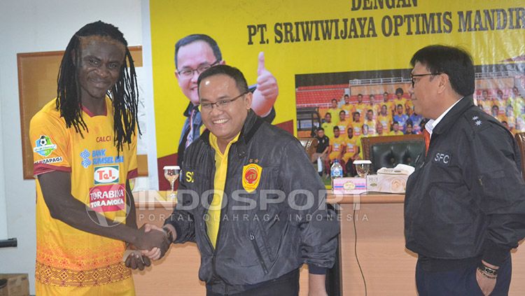 Pierre Bio Paulin usai menandatangani kontrak dengan Sriwijaya FC di musim lalu. Copyright: © Muhammad Effendi/Indosport