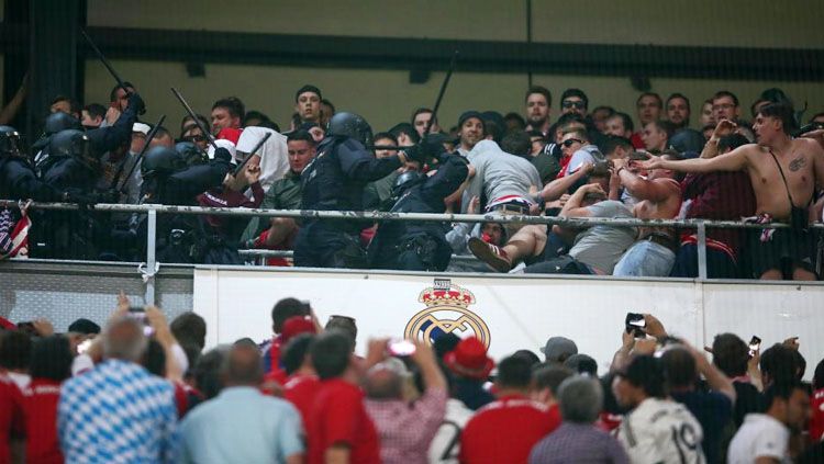 Fans Bayern Munchen bentrok dengan polisi di dalam Stadion Bernabeu. Copyright: © thesun.co.uk