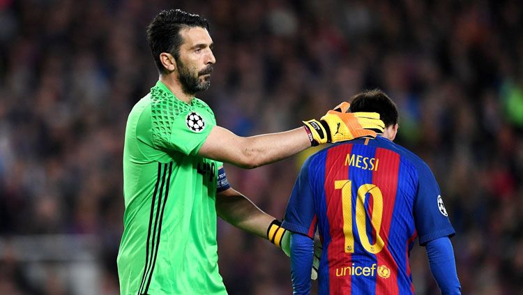 Gianluigi Buffon tengah memegang Lionel Messi yang tertunduk lesu. Copyright: © Twitter Squawka News