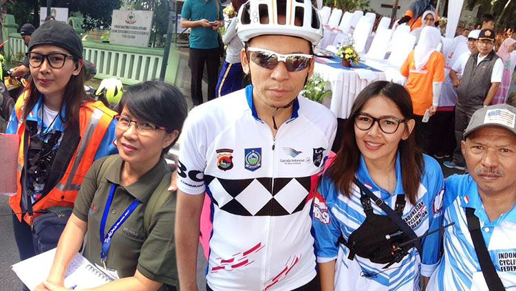 Risa Suseanty saat menjadi commissaire di Tour de Lombok. Copyright: © Dokumen Pribadi Risa Susaenty