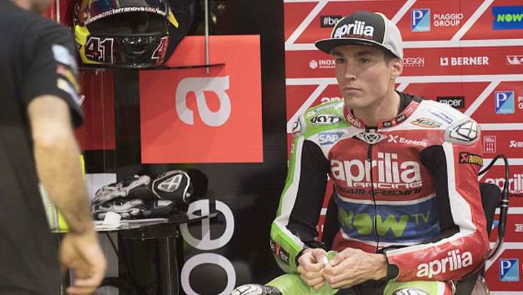 Pembalap im Aprilia Gresini, Aleix Espargaro, tak mampu menutup rasa kecewa karena terus tampil buruk di MotoGP 2019. Copyright: © Mirco Lazzari gp/Getty Images