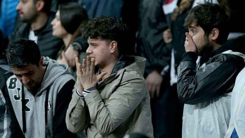 Fans Besiktas kecewa ketika timnya kalah atas Lyon. Copyright: © Anadolu Agency / Contributor / Getty Images