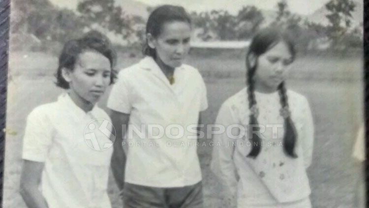 Wiwi H Kusdarti (Kiri) bersama dua rekannya di Putri Priangan Bandung. Copyright: © Koleksi pribadi Wiwi Kusdarti