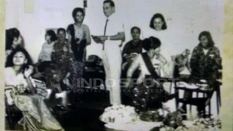 Tim Putri Priangan mengenakan kebaya usai pertandingan.  Copyright: © Koleksi pribadi Wiwi Kusdarti